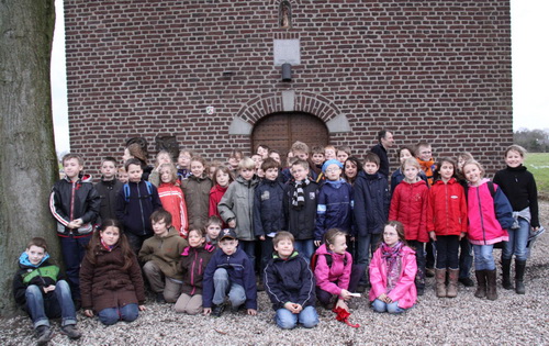 Kommunionkinder an der Brigittenkapelle